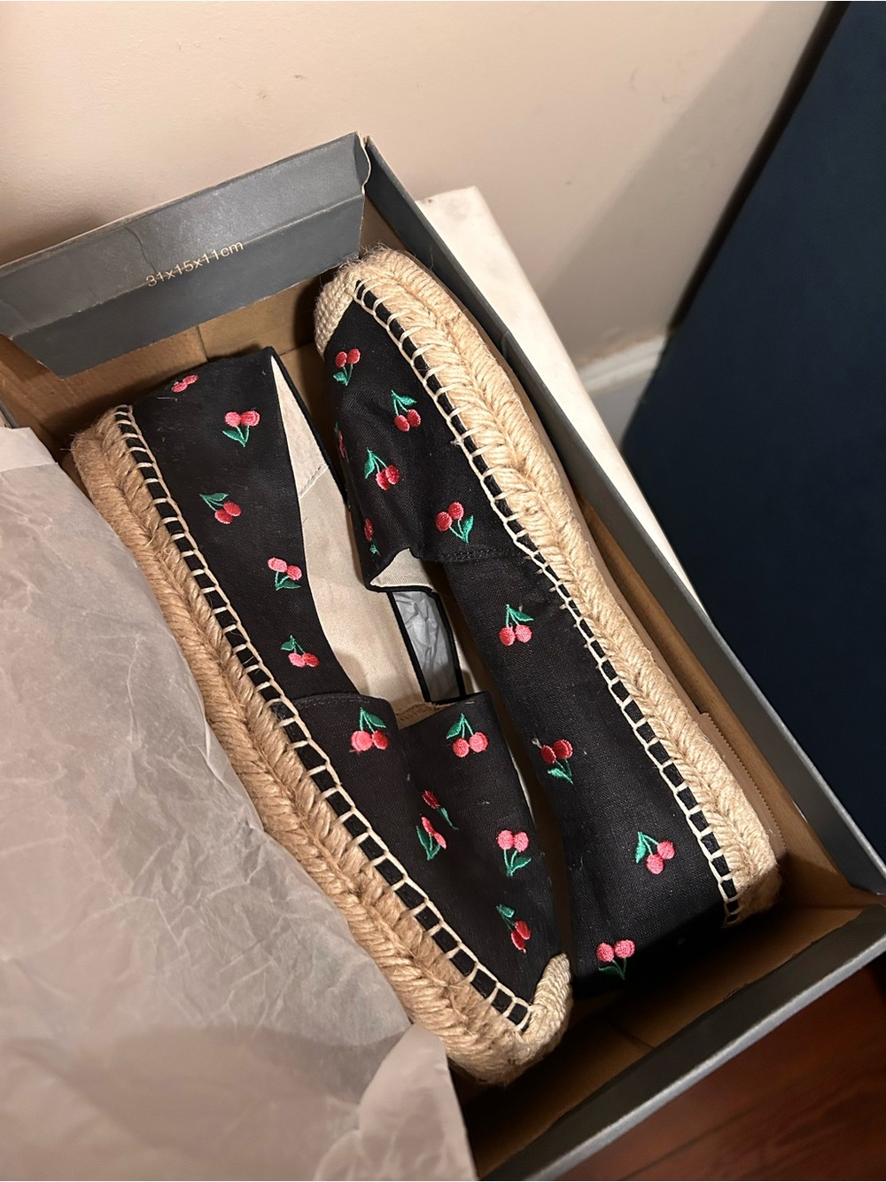 Ann Taylor cherry print espadrilles, size 8 1/2, new in box - Picture 9 of 14